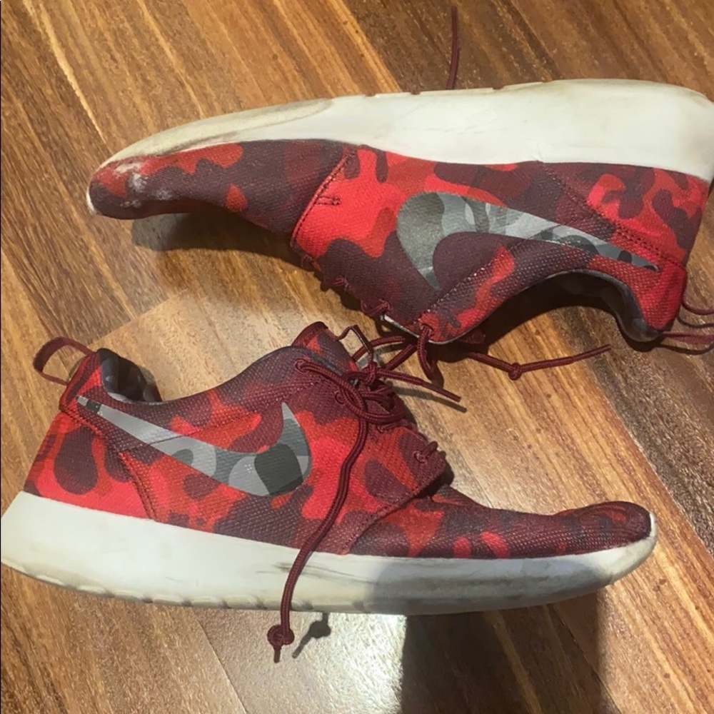 Nike Camo red women’s roshes 11.5